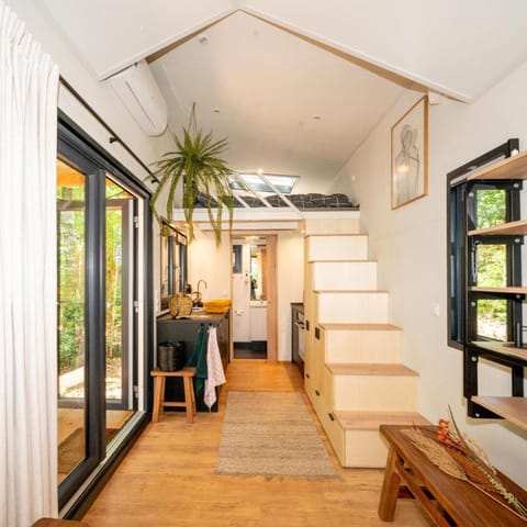 Bedroom, kitchen