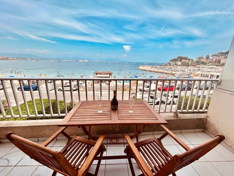 View (from property/room), Balcony/Terrace, Dining area, Sea view