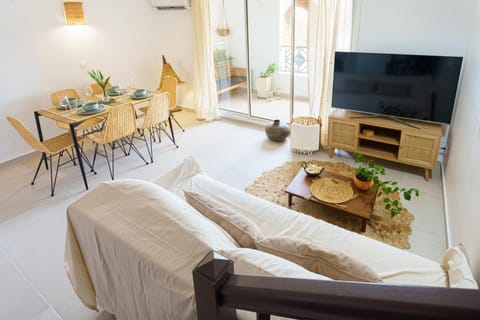 Communal lounge/ TV room, TV and multimedia, Living room, Seating area, Dining area