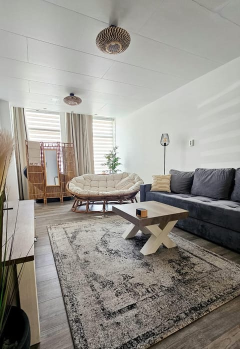 TV and multimedia, Seating area