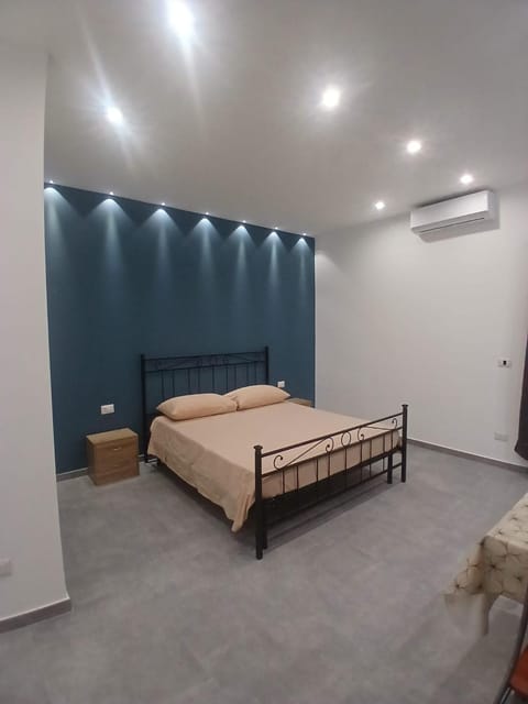Bed, Photo of the whole room, Bedroom, air conditioner