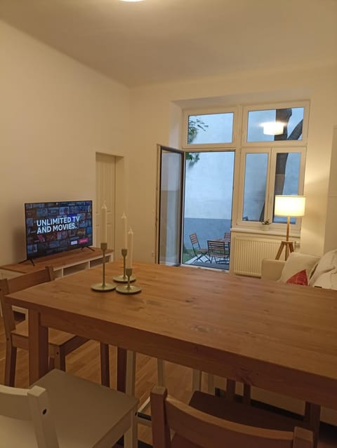 Communal lounge/ TV room, TV and multimedia, Living room, Seating area, Dining area