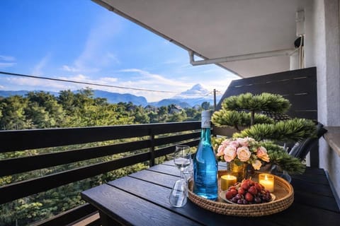 View (from property/room), Balcony/Terrace, Mountain view