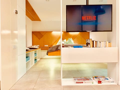 Bed, TV and multimedia, Bedroom