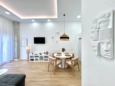 TV and multimedia, Living room, Seating area, Dining area