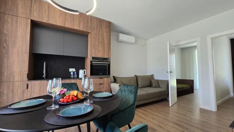 Living room, Seating area, Dining area, oven