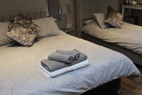 Bed, Bedroom, Family, towels