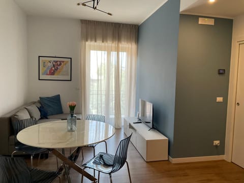 TV and multimedia, Kitchen or kitchenette, Living room, Dining area