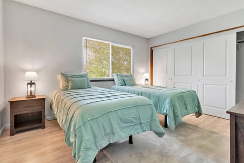 Bed, Bedroom, Garden view