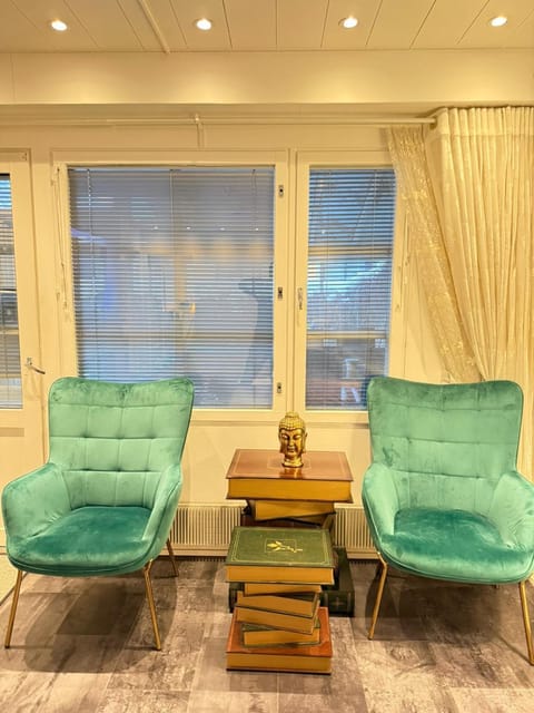 Luxe Family 3BR Private House in Espoo with Sauna, Seasonal Jacuzzi & Free Parking - 30 Min from Central Helsinki Villa in Uusimaa