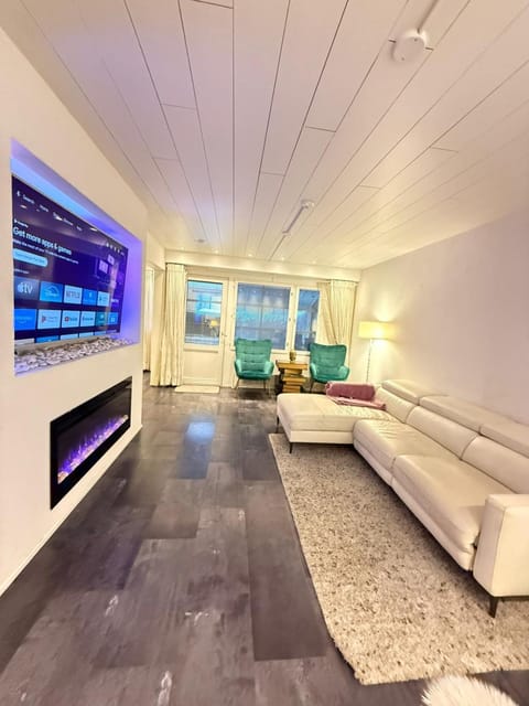 Luxe Family 3BR Private House in Espoo with Sauna, Seasonal Jacuzzi & Free Parking - 30 Min from Central Helsinki Villa in Uusimaa