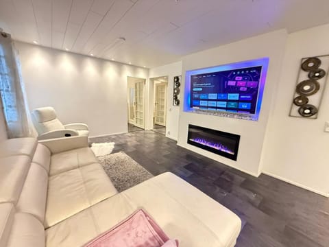 Luxe Family 3BR Private House in Espoo with Sauna, Seasonal Jacuzzi & Free Parking - 30 Min from Central Helsinki Villa in Uusimaa