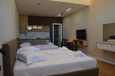 Bed, TV and multimedia, Photo of the whole room, Bedroom, towels