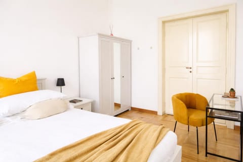 Seating area, Bedroom, wardrobe