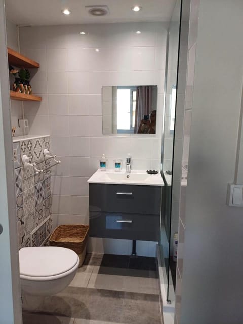 Shower, Toilet