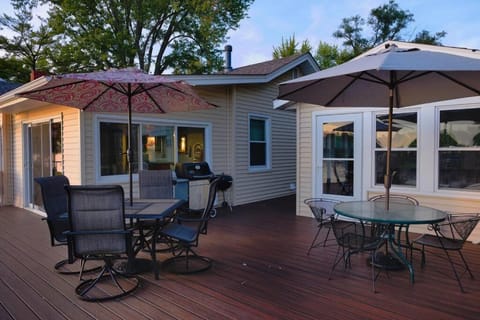 Eclectic Riverside Home 3 Season Room Large Deck House in Moline