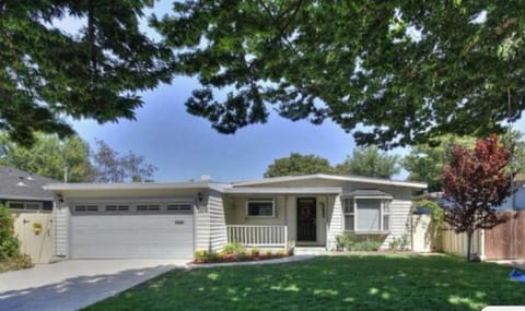 Cozy House Nested Around Trees Ｃ Vacation rental in Willow Glen