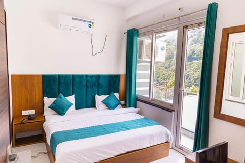 Photo of the whole room, Bedroom, air conditioner