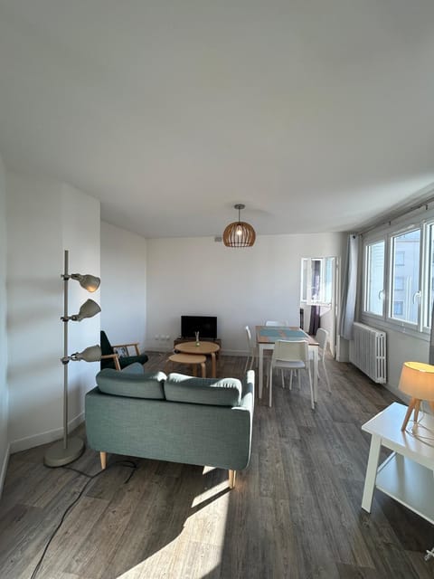 Communal lounge/ TV room, TV and multimedia, Living room, Seating area, Evening entertainment