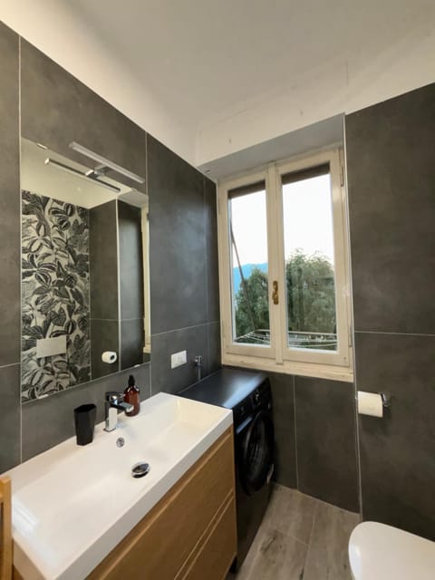 Bathroom, towels, washing machine