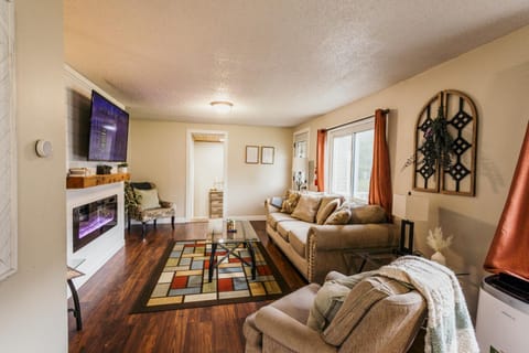 TV and multimedia, Living room, Photo of the whole room, Seating area