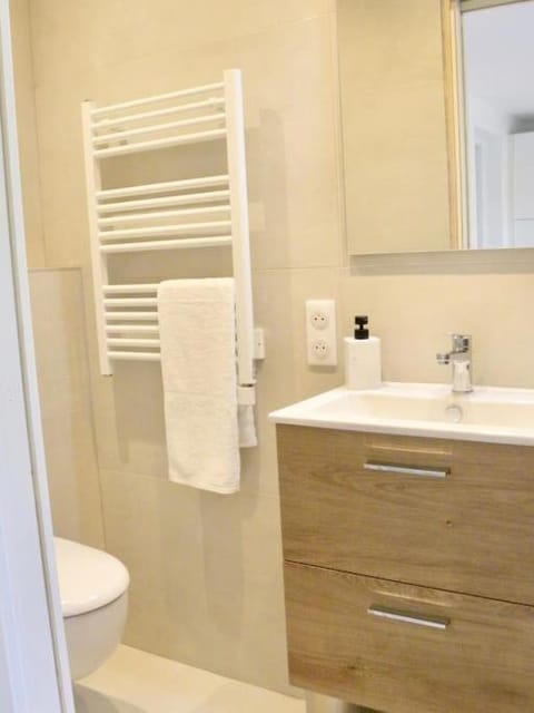 Shower, Toilet, Bathroom, towels