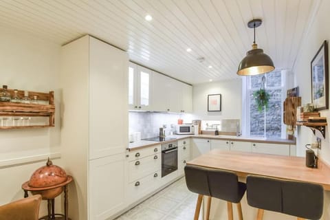 Kitchen or kitchenette, Dining area, minibar, oven, stove