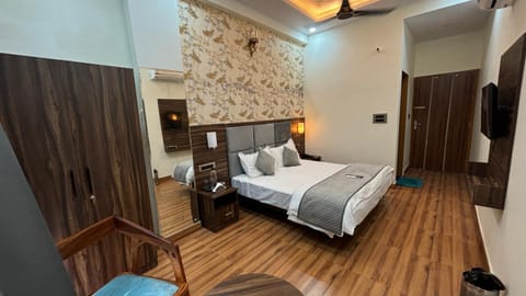 Bed, Photo of the whole room, Bedroom, wardrobe