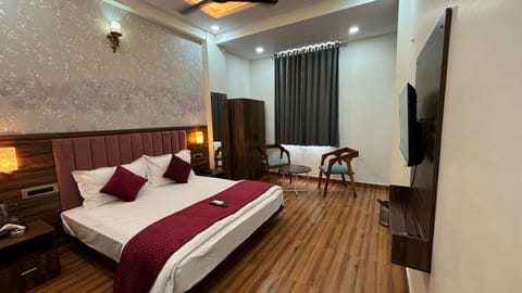 Bed, TV and multimedia, Photo of the whole room, Bedroom