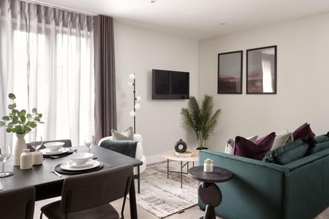 Communal lounge/ TV room, TV and multimedia, Living room, Seating area, Dining area, Evening entertainment