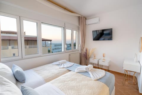 Bed, TV and multimedia, Photo of the whole room, Bedroom, Sea view, internet, towels, air conditioner