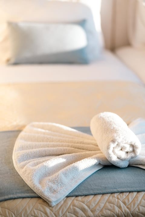 Bed, Bedroom, towels