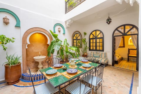Patio, Living room, Food and drinks, Seating area, Dining area, Food
