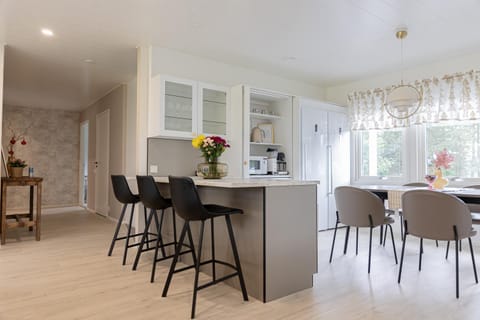 Kitchen or kitchenette, Dining area