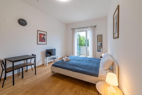 Bed, TV and multimedia, Photo of the whole room