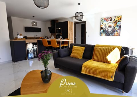 Kitchen or kitchenette, Living room, Seating area, Dining area