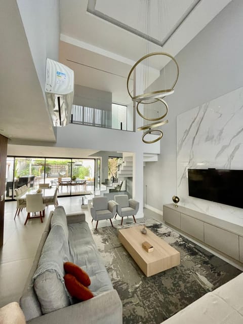 TV and multimedia, Living room, Seating area, Dining area, air conditioner