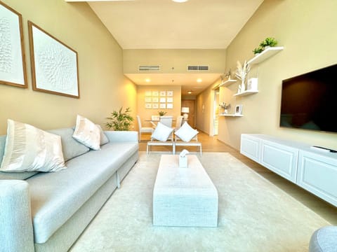 Communal lounge/ TV room, TV and multimedia, Living room, Seating area, Evening entertainment, air conditioner
