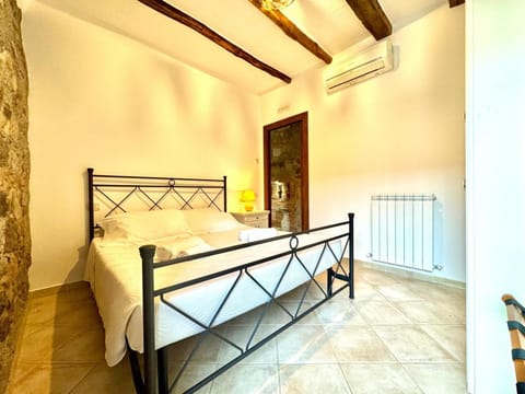 Bed, Photo of the whole room, Bedroom, air conditioner