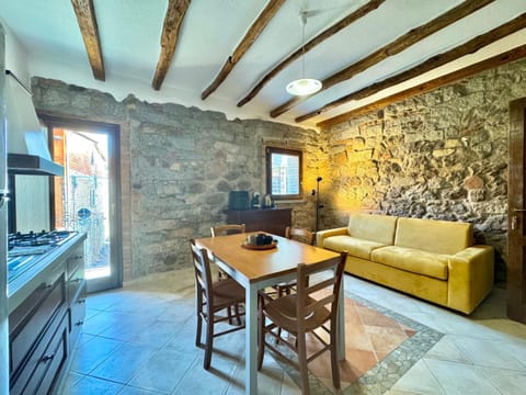 TV and multimedia, Kitchen or kitchenette, Living room, Dining area