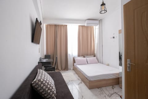 Bed, TV and multimedia, Living room, Photo of the whole room, Seating area, Bedroom, towels, wardrobe