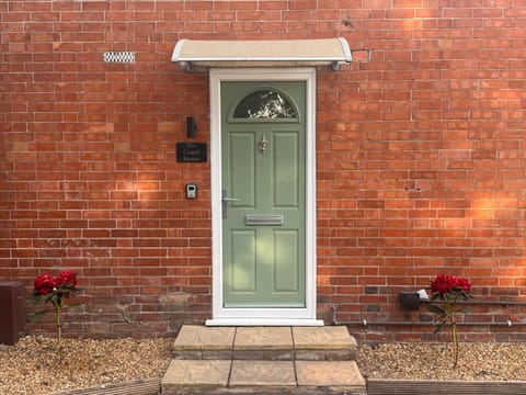 Cosy cottage in Christchurch with a double bedroom, private garden & parking Apartment in Christchurch