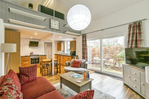 Communal lounge/ TV room, TV and multimedia, Kitchen or kitchenette, Living room, Seating area, Dining area, Evening entertainment