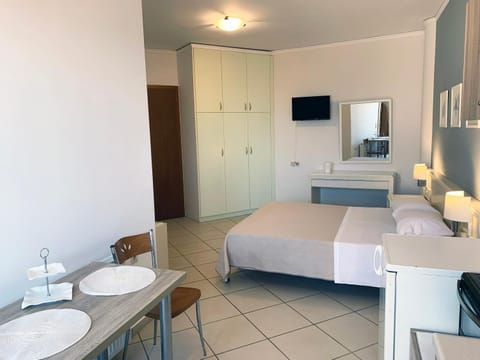 TV and multimedia, Photo of the whole room, Bedroom, wardrobe