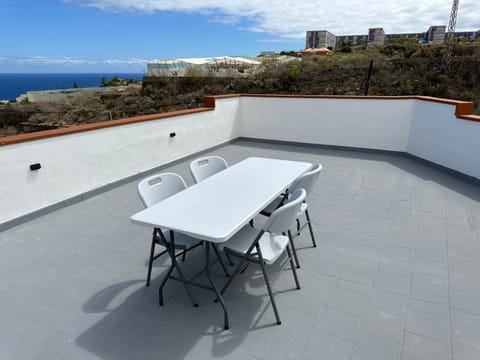BBQ facilities, Balcony/Terrace, Seating area, Dining area, Sea view, sunbed