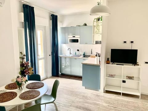 TV and multimedia, Kitchen or kitchenette, Dining area, stove