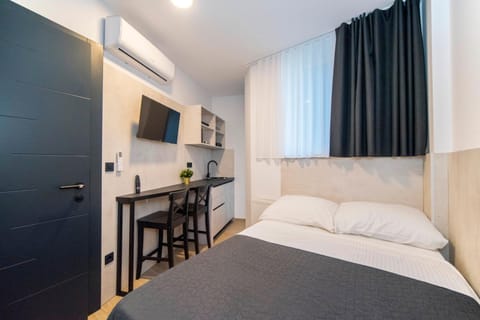 Bed, TV and multimedia, Bedroom