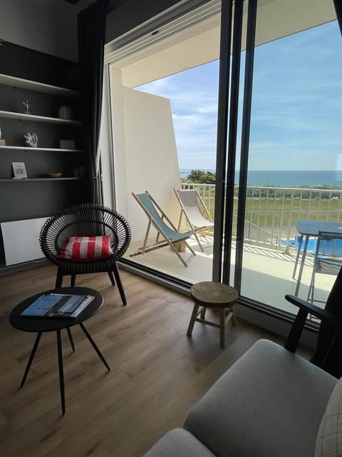 View (from property/room), Balcony/Terrace, Living room, Seating area, Sea view