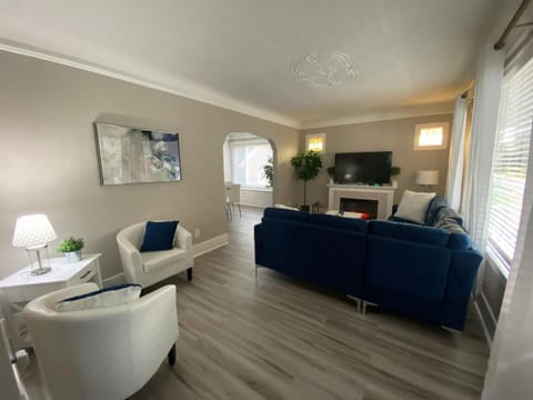 Gorgeous Colonial Home Game-room in basement House in Eastpointe