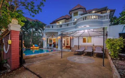 Property building, Patio, Night, Garden, Garden, Garden view, Pool view, Swimming pool, sunbed